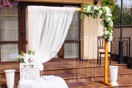 美的弧形装饰有白色大礼花朵和透明珠链餐厅背景上一张带有图片