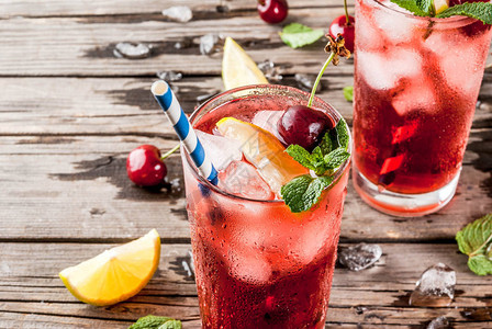 夏季冰霜饮料樱桃可乐柠檬汁或高玻璃的莫吉托鸡尾酒图片
