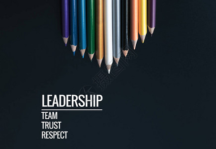 领导经营理念白色铅笔在黑色背景上用领导团队信任和尊重一词图片