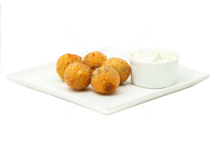 白色方盘上的奶酪球和蛋黄酱图片