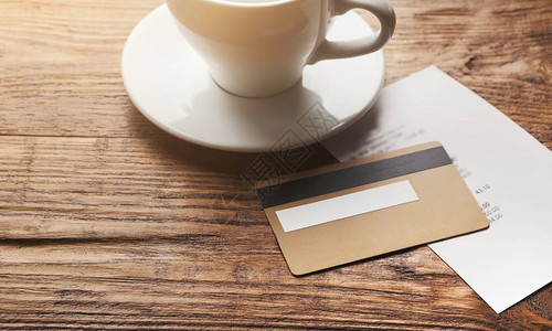 咖啡和木制餐桌信用卡的餐厅账单图片