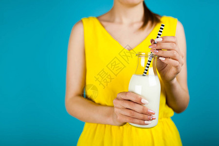 拿着一瓶鲜牛奶的女人图片
