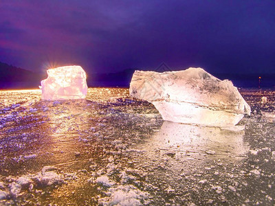 冰冷的冬季景观厚的冰盖在岸上日落时在冻海图片