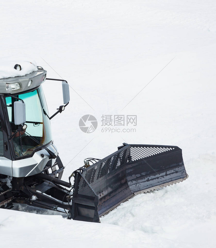 滑雪机雪猫雪地摩托驾驭雪山路图片