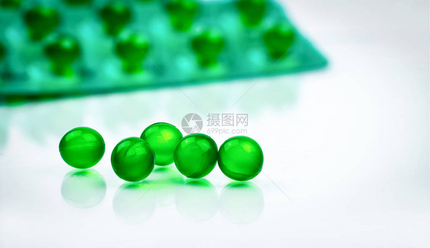 带空间的泡罩包装模糊背景上的绿色圆形软胶囊丸用于消化不良气体和酸度的阿育吠陀药物由印度薄荷油和留兰香图片