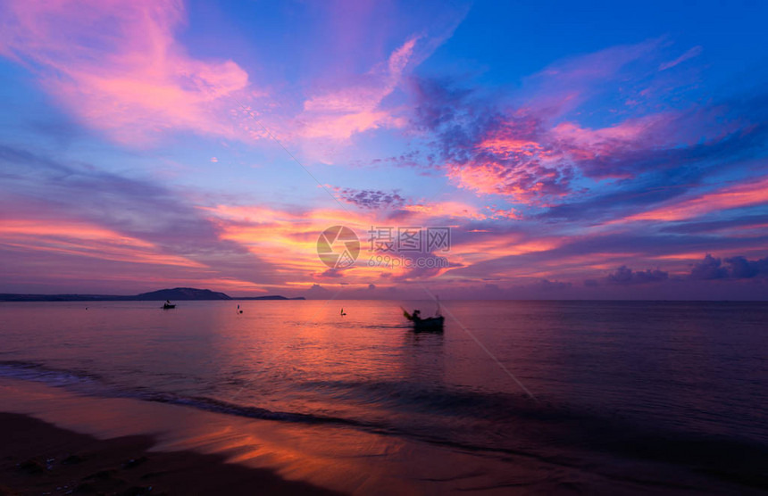 美丽的日出和渔船在越南梅图片