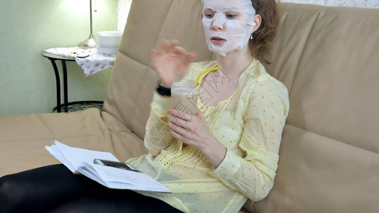 年轻女用清洁面具戴面罩具图片