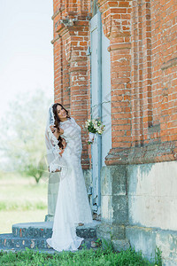 美丽的新娘在大自然中的白色礼服图片