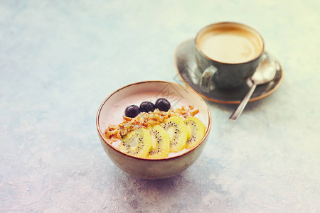 绿松石背景上的酸奶和水果格兰诺拉麦片图片