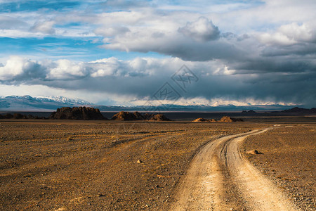 蒙古西部草原和山脉的景色图片