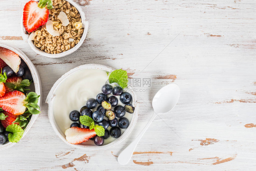一碗天然酸奶加颗粒和木底鲜果图片