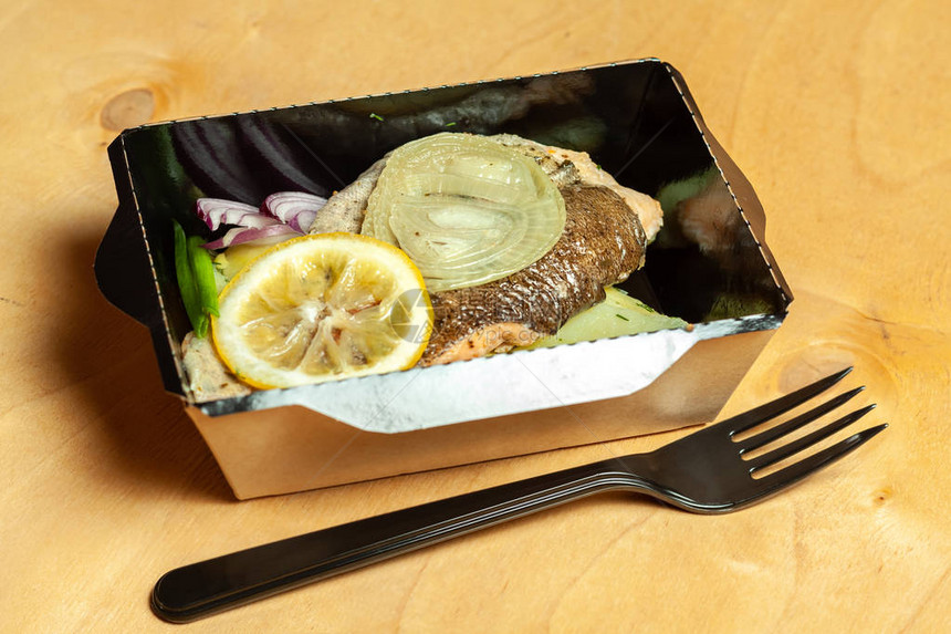 用纸箱装蔬菜和香料的鱼片图片