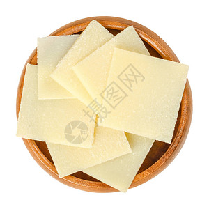 木碗里的帕尔马干酪片帕尔马干酪雷吉亚诺意大利硬质颗粒状奶酪图片
