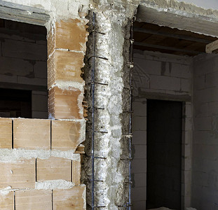 拆除退化混凝土的支柱用于随后重建钢图片