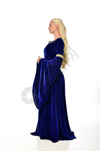 穿着蓝色幻想中世纪长袍的金发美女全长肖像背景图片