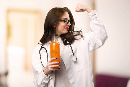 医生女人拿着橙汁在无重点图片