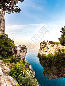 华丽的风景照片望着两个岩石峭壁之间的海湾图片