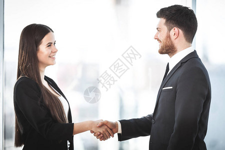 商界人士握手在办公室开会结束会议后与商图片
