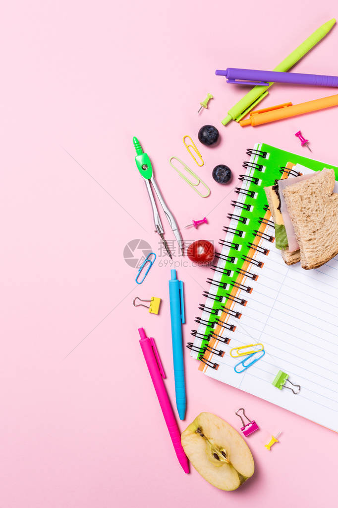 学校背景有笔记本午餐三明治和粉红色丰富多彩的学习用品图片