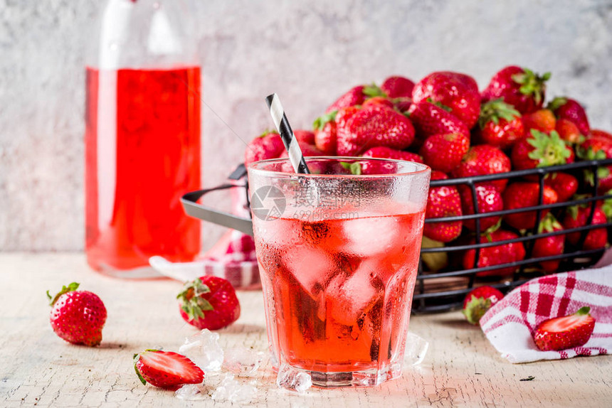 酸草莓饮料果汁莫吉托鸡尾酒或液化酒图片