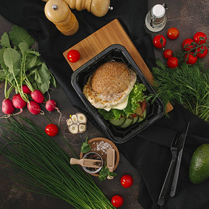 配鸡切菜生菜和蔬菜沙拉的汉堡食品成分图片