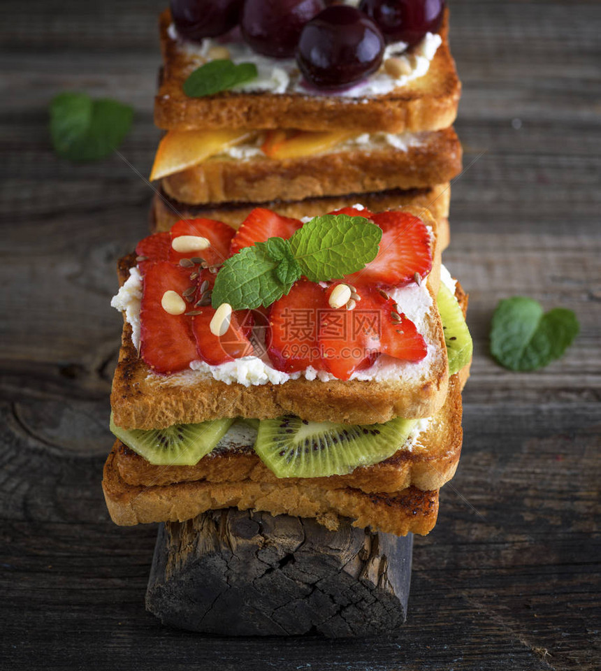 一堆白面包里的法式吐司里面有芝士草莓木薯樱桃图片