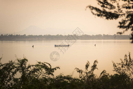 有日落的渔船泰国图片