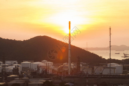 泰国曼谷黄昏的炼油厂和石油化工厂的黄昏图片
