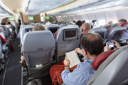 大型商用飞机的内部飞行期间座位上的图片