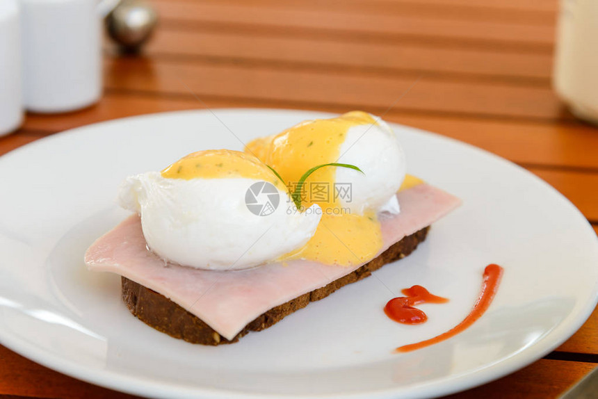 早餐上的本尼迪克蛋火腿片上的荷包图片