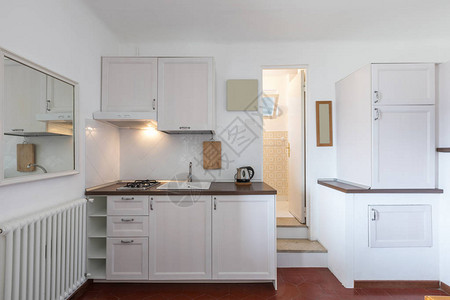 一间小公寓的厨房非常舒适和舒图片