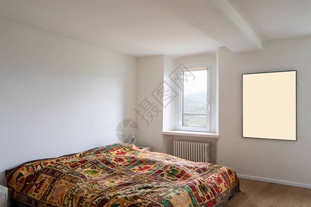 白色卧室床盖着非常奢华的毯图片