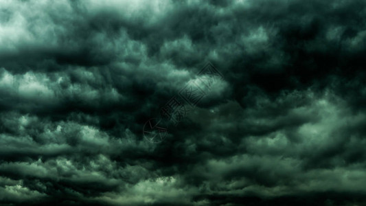戏剧黑暗天空和云彩多云的天空背景雷暴雨前的黑色天空悲伤图片