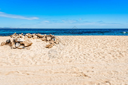 在阳光明媚的白天沙滩和海面对图片