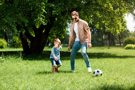 父亲和儿子在公园的图片