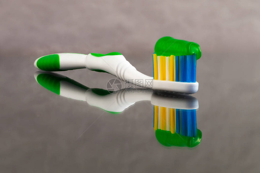 牙刷上涂有绿色药草的牙膏图片