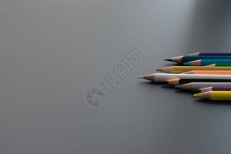 领导型商业概念白色铅笔在黑色背景图片
