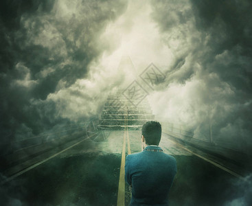 作为一个人站在道路上的神秘观点变成了通往未知天堂的楼梯图片