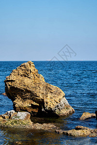 海浪在石头上滚动图片