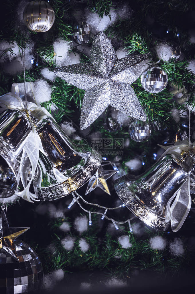 圣诞装饰品闪发光的星和圣诞钟声圣图片