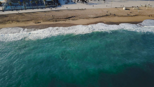 沙滩库存一个美丽的沙滩的顶视图与滚入岸边的蓝色图片