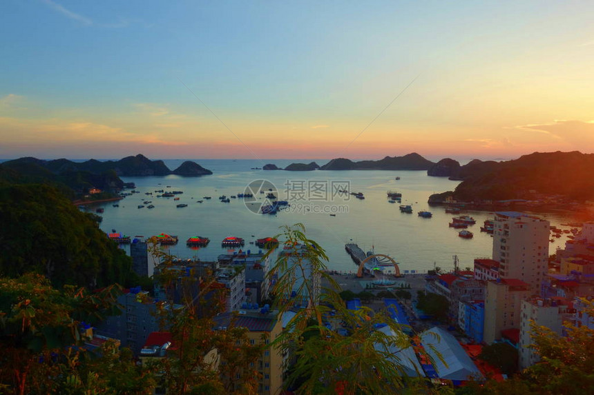 位于越南的哈朗湾HaLongBaIslandPanorama俯视港口和日图片