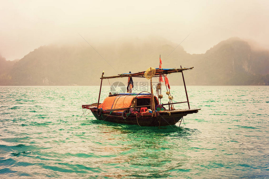日落时在越南哈朗湾钓渔船背景为图片