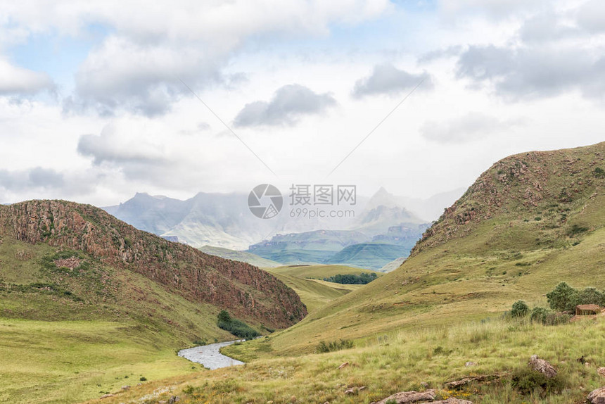 从P317公路到Drakensberg附近的Dragensberg花园城堡的景观图片