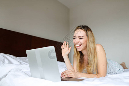 青年妇女用笔记本电脑进行视频呼叫图片
