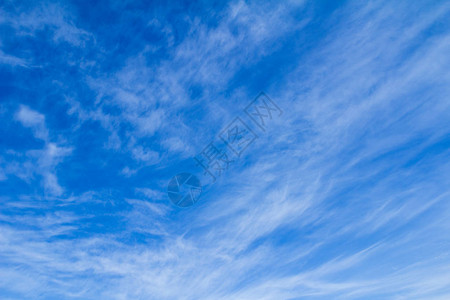 浅蓝色的天空背景和白云图片