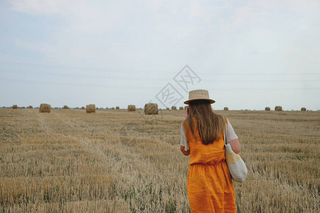 一个戴草帽的女人沿图片