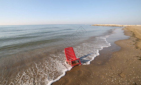 红色小甲板椅子在夏天的海上放松没图片