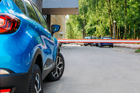 蓝色汽车在停车场的车辆安全屏障图片