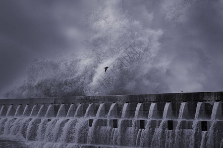 暴风天下大浪喷发葡萄牙北部的河口码图片